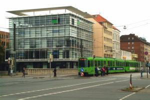 Ebenerdige_Stadtbahn-Haltestelle_Clevertor_auf_der_Goethebrücke,_Blick_vom_Leibnizufer_zum_Leine-Haus_Goethestraße_18_20